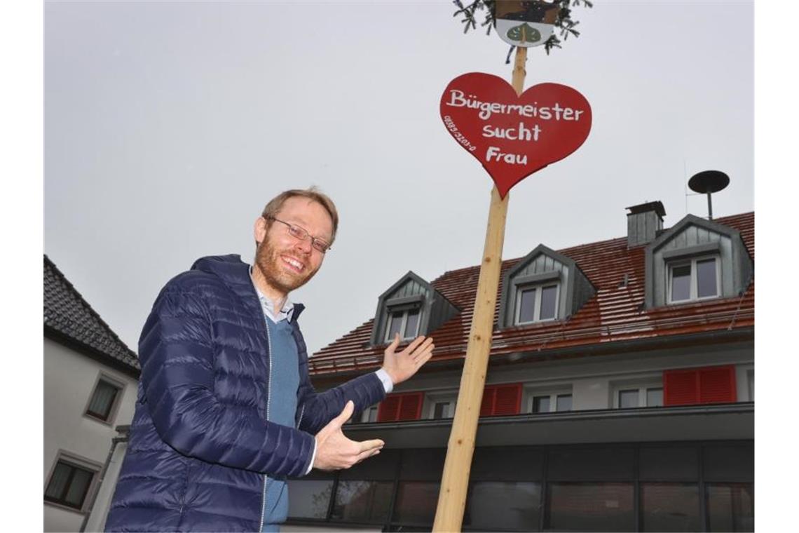 „Bürgermeister sucht Frau“ in Allgäuer Gemeinde Jörg Aghte, vor dem Maibaum mit der Aufschrift „Bürgermeister sucht Frau“. Foto: Karl-Josef Hildenbrand/dpa