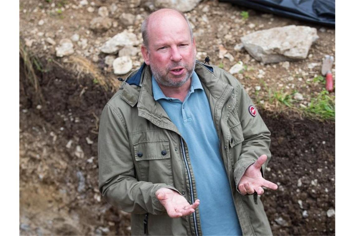 Jörg Bofinger steht in der Ausgrabungsstätte im Heidengraben. Foto: Tom Weller/dpa