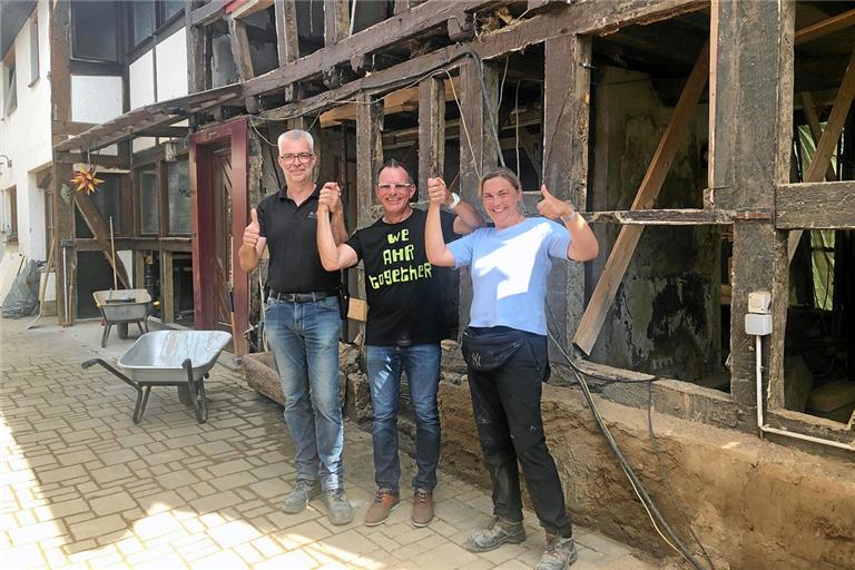 Jörg Burghardt (Mitte) hat eine Patenschaft für das Haus von Uwe und Silvi Beu-Schmidt übernommen. Fotos: privat