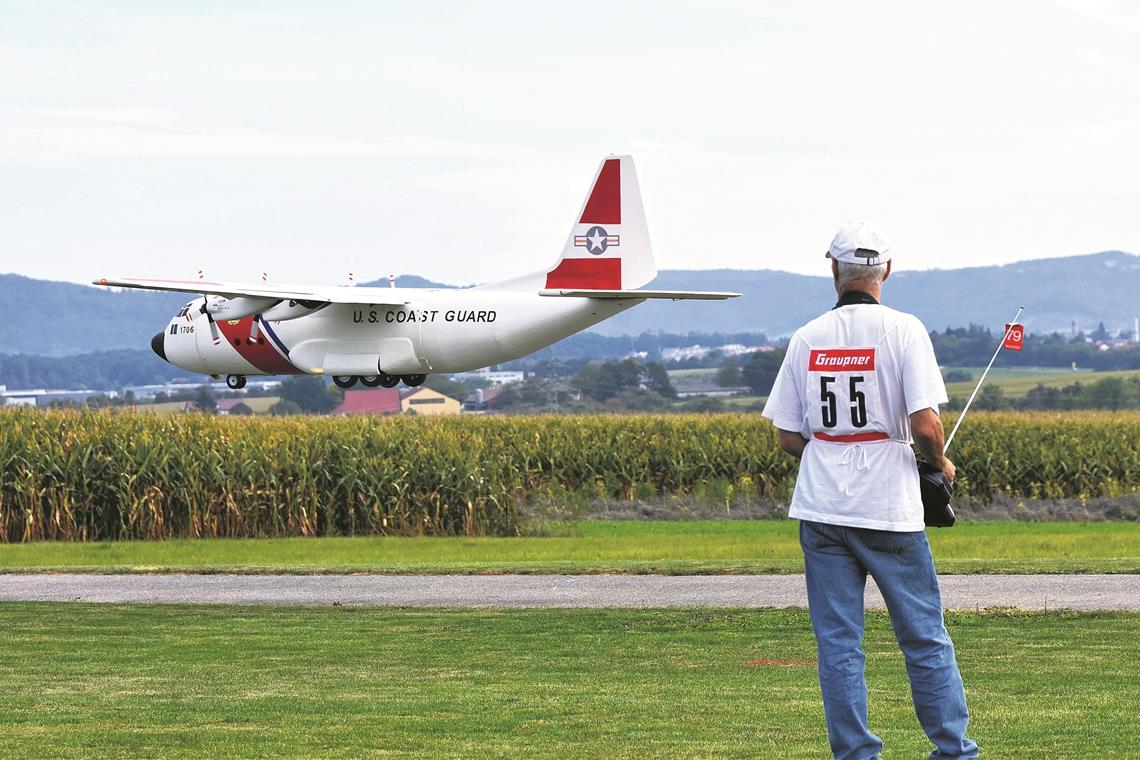 Jörg Golombek aus Großbottwar mit dem schwersten Modell. Die Rede ist hier von 23,5 Kilogramm. Außerdem hat seine Lockheed Hercules C-130 eine Spannweite von sechs Metern.