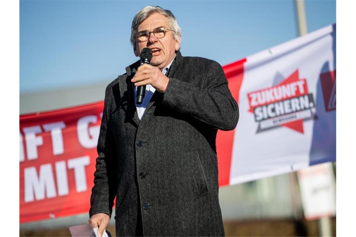 Beschäftigungssicherung bei IG-Metall bleibt oberstes Ziel Jörg Hofmann, Vorsitzender der IG Metall, bei einer Protestkundgebung der IG Metall. Foto: Christoph Schmidt/dpa