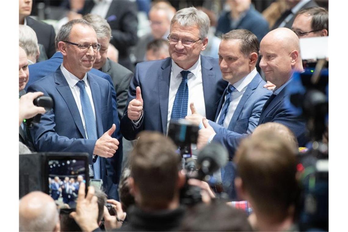 Jörg Meuthen (3.v.r.) und Tino Chrupalla (2.v.r.), neugewählte Bundessprecher der AfD, beim Parteitag. Foto: Sina Schuldt/dpa