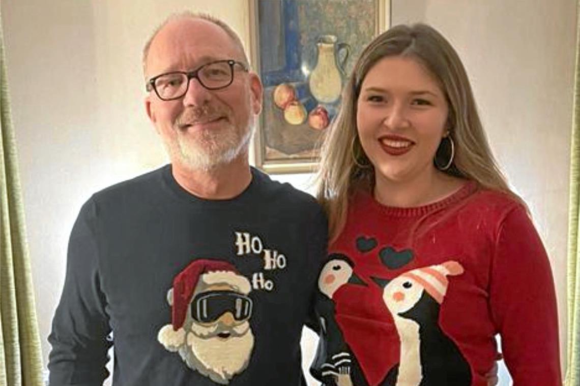 Die Zeit der „hässlichen“ Weihnachtspullis Jörg Rupp und Lea Rupp aus Backnang haben sich auch schon in Schale geworfen. Fotos: privat