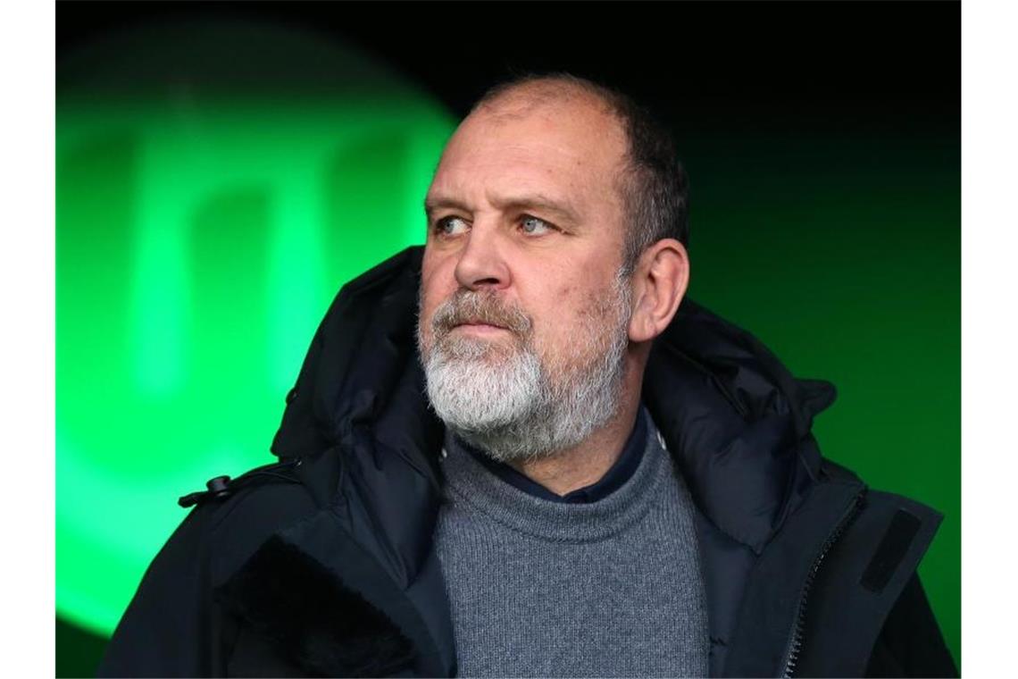 Jörg Schmadtke bestätigte, dass der VfL Wolfsburg wieder ins Mannschaftstraining eingestiegen ist. Foto: Ronny Hartmann/dpa