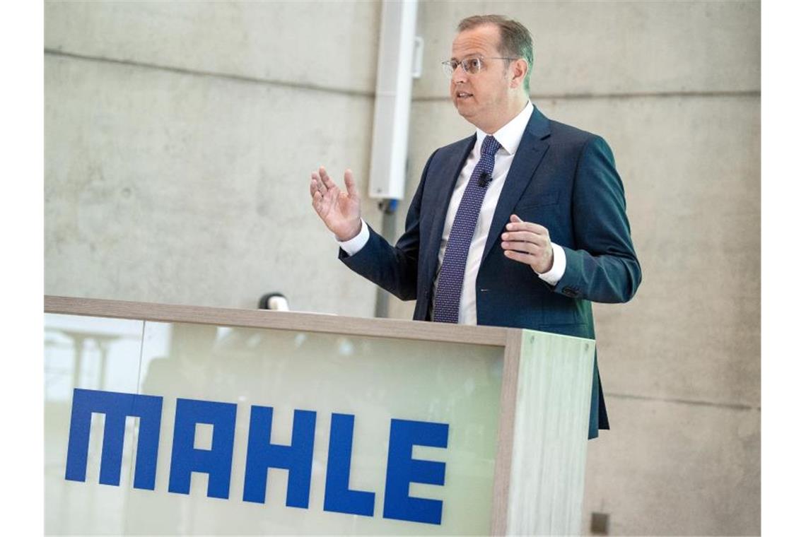 Jörg Stratmann, Geschäftsführer der Mahle GmbH, spricht. Foto: Fabian Sommer/dpa/Archivbild