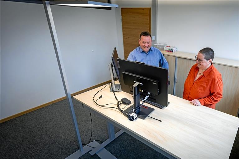 Jörg Ulver und Verena Dellmuth von der Stadt Backnang an einem höhenverstellbaren Schreibtisch. Foto: Alexander Becher