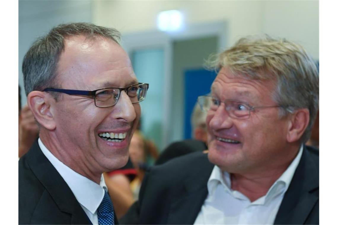 Jörg Urban, Spitzenkandidat der AfD, und Jörg Meuthen, Bundesvorsitzender der AfD reagieren auf die ersten Ergebnisse zur Landtagswahl in Sachsen. Foto: Sebastian Kahnert