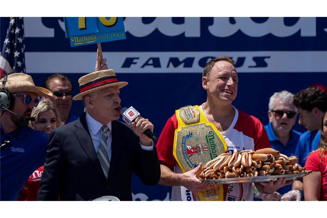 Rückkehrer Chestnut holt erneut Titel beim Hot-Dog-Wettessen Joey Chestnut (r) schaffte das Comeback beim Hot-Dog-Wettessen,