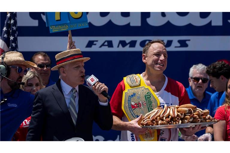 Joey Chestnut (r) schaffte das Comeback beim Hot-Dog-Wettessen,