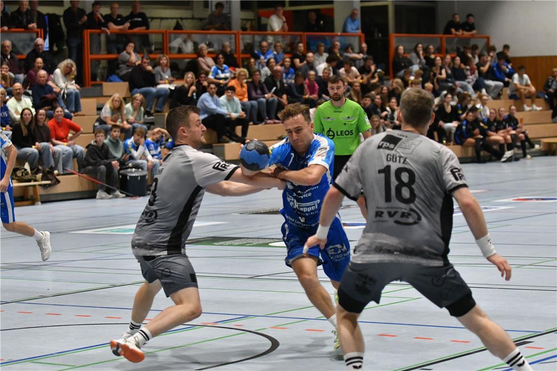Joey König (mit Ball) und die Handballer des TSV Schmiden tun sich später schwer gegen die dann stabilere Abwehrreihe des Gegners.