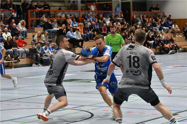 Joey König (mit Ball) und die Handballer des TSV Schmiden tun sich später schwer gegen die dann stabilere Abwehrreihe des Gegners.