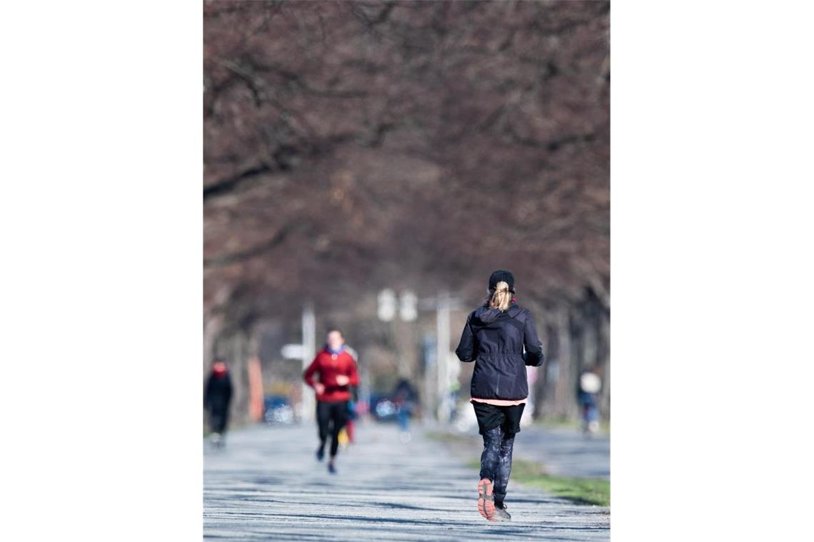 Mit Maß und Vernunft: Hobbysportler in der Corona-Krise Joggen mit reichlich Anstand zu anderen Läufern ist erlaubt. Foto: Julian Stratenschulte/dpa