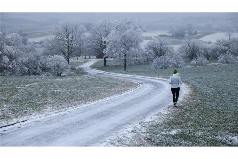 Joggerin trotzt Schnee und Raureif an Heiligabend in Uttenweiler