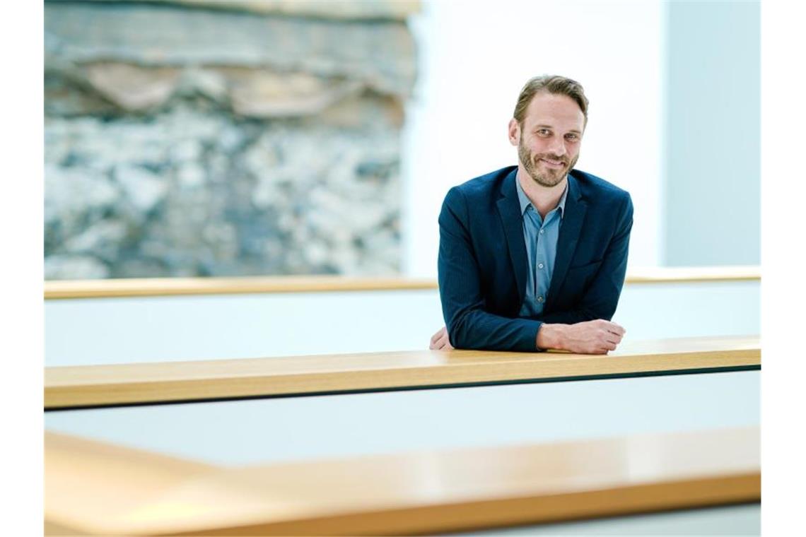 Johan Holten, neuer Direktor der Kunsthalle Mannheim, steht im Atrium der Kunsthalle. Foto: Uwe Anspach/Archivbild