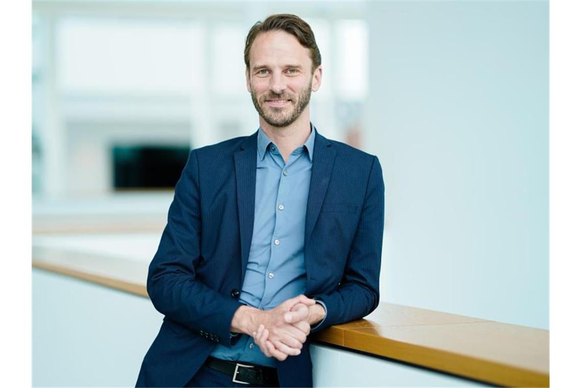 Johan Holten, neuer Direktor der Kunsthalle Mannheim, steht im Atrium der Kunsthalle. Foto: Uwe Anspach/Archivbild