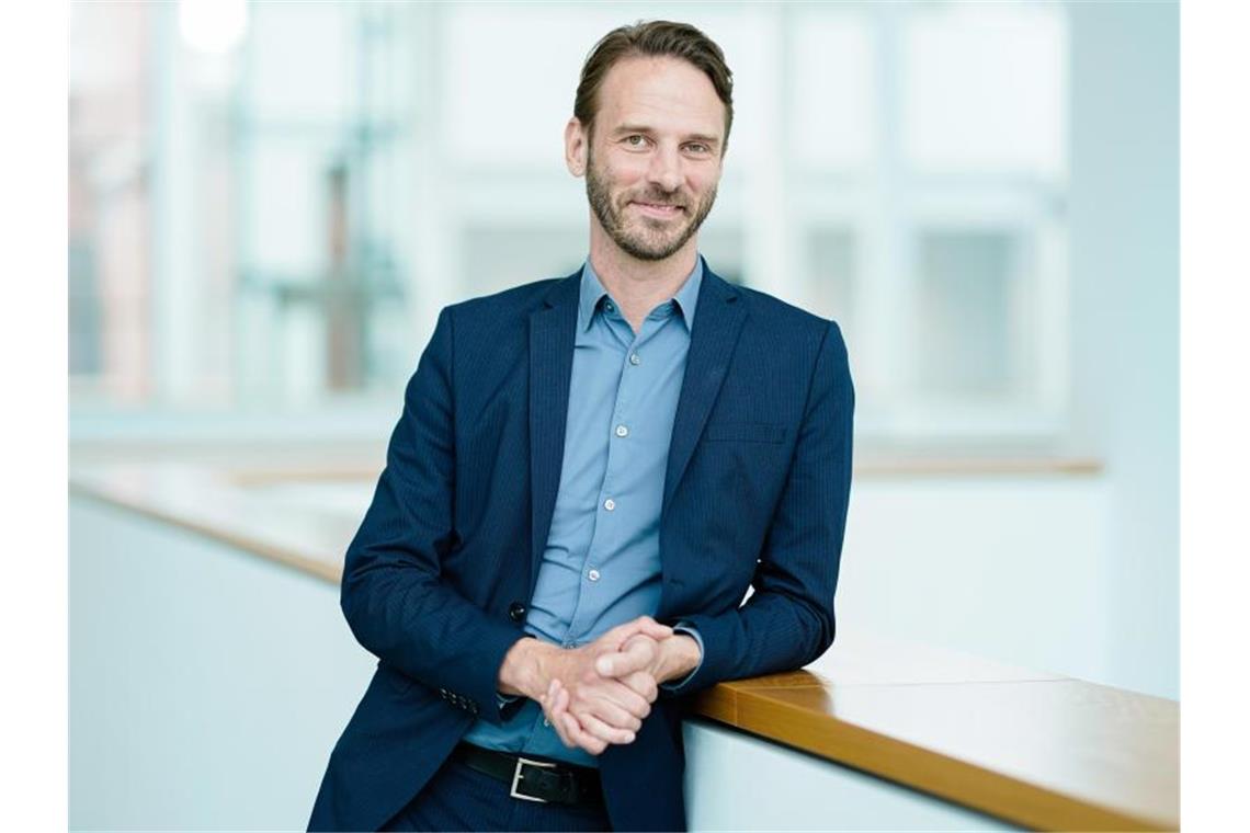 Johan Holten, neuer Direktor der Kunsthalle Mannheim, steht im Atrium der Kunsthalle vor Gemälden. Foto: Uwe Anspach/dpa/Archivbild