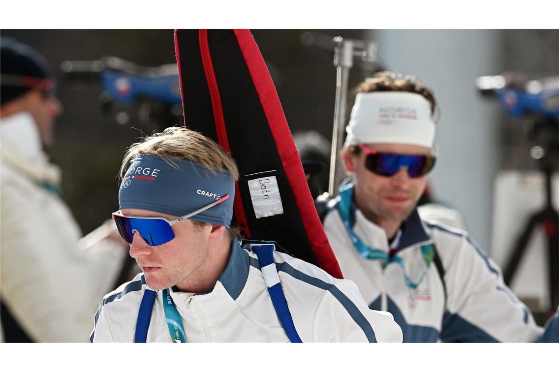 Johan-Olav Botn (vorn) und Sturla Holm Laegreid bereiten sich auf das nächste Rennen vor.