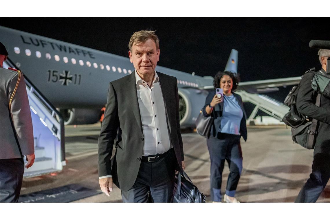 Bilder des Tages Johann Wadephul, Außenminister von Deutschland, kommt am Flughafen in Stansted an.