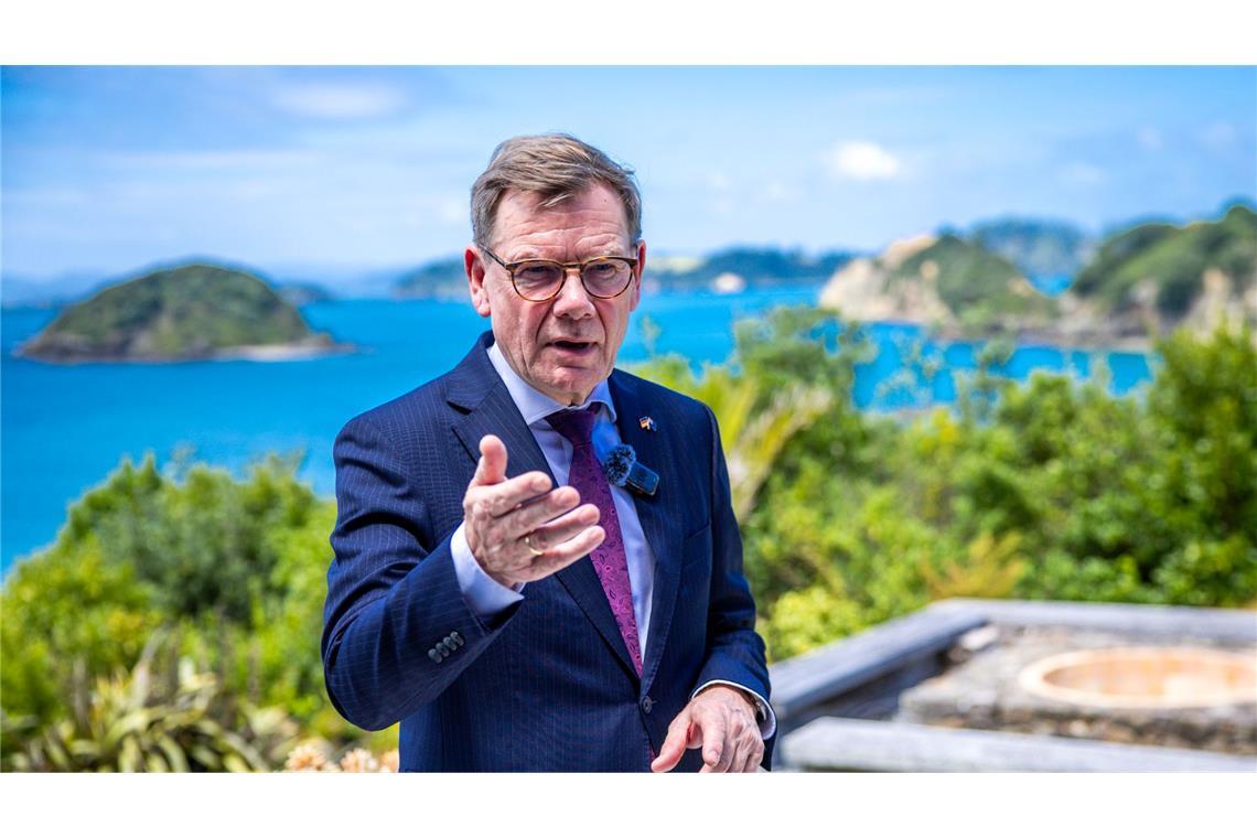 Johann Wadephul (CDU), Außenminister, steht im Hotel The Landing nach seinem Treffen.