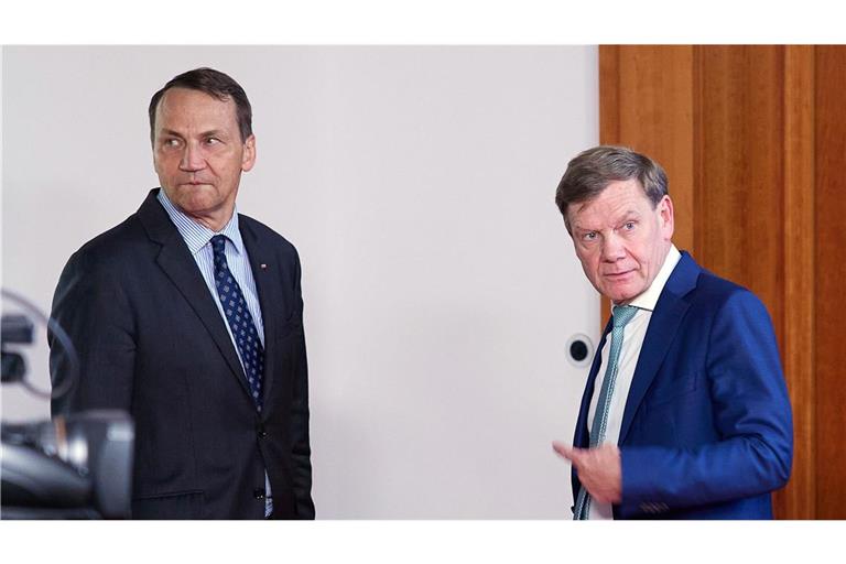 Johann Wadephul (CDU, r), Bundesaußenminister, und sein polnischer Amtskollege Radoslaw Sikorski