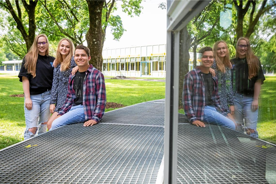 Abitur 2021: Der Endspurt beginnt Johanna Haug (links), Katharina Bechthold und Marco Wiens vor dem Bildungszentrum Weissacher Tal, wo sie kommende Woche ihre mündlichen Prüfungen absolvieren werden. Foto: A. Becher