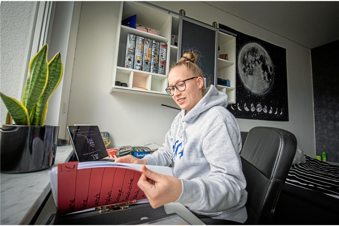 Johanna Haug mit Laptop und Lernordner an ihrem Schreibtisch: Die 17-Jährige aus Oberweissach bereitet sich auf das Abitur vor. Foto: A. Becher