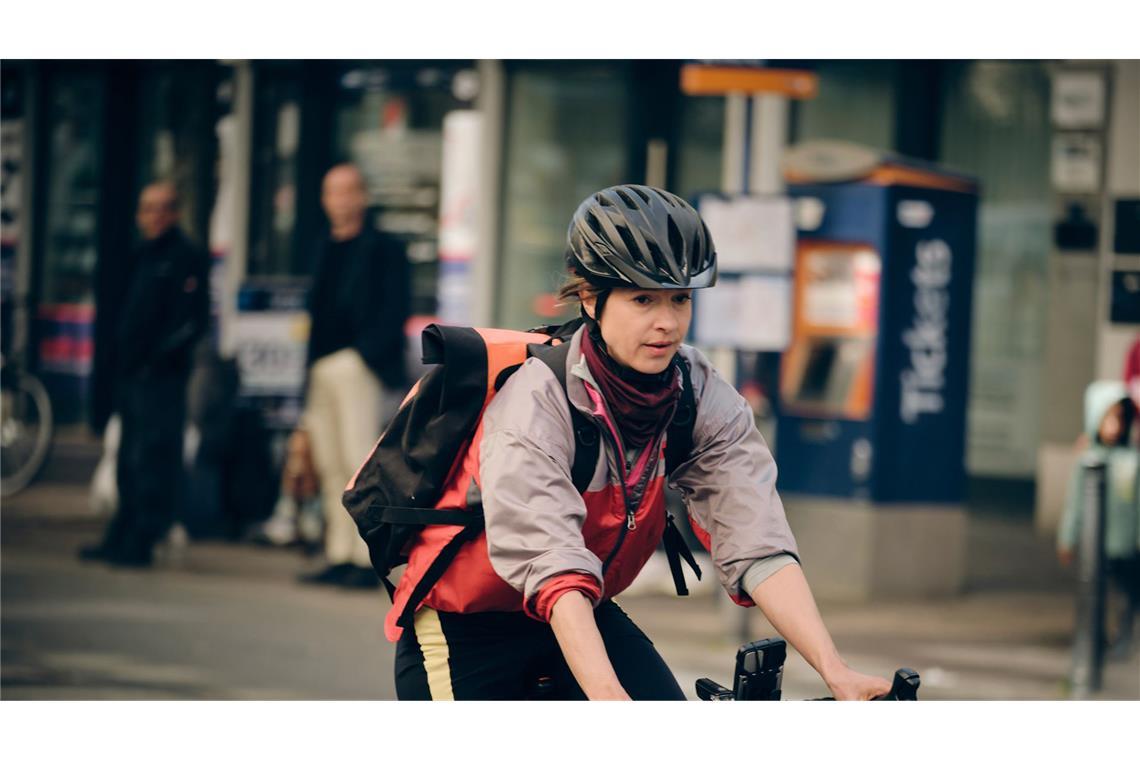 Johanna Stern (Lisa Bitter) rutscht eher zufällig in die Rolle der  verdeckten Ermittlerin und heuert bei den Fahrradkurieren an.