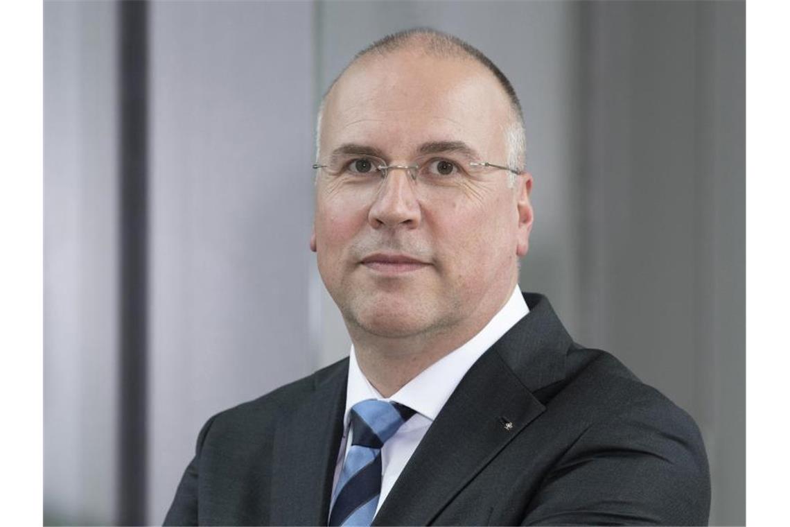 Forderungen nach höheren Investitionen in Kliniken Johannes Bauernfeind, der Vorstandsvorsitzende der AOK Baden-Württemberg, schaut in die Kamera. Foto: Thomas Kienzle /AOK Baden-Württemberg/dpa