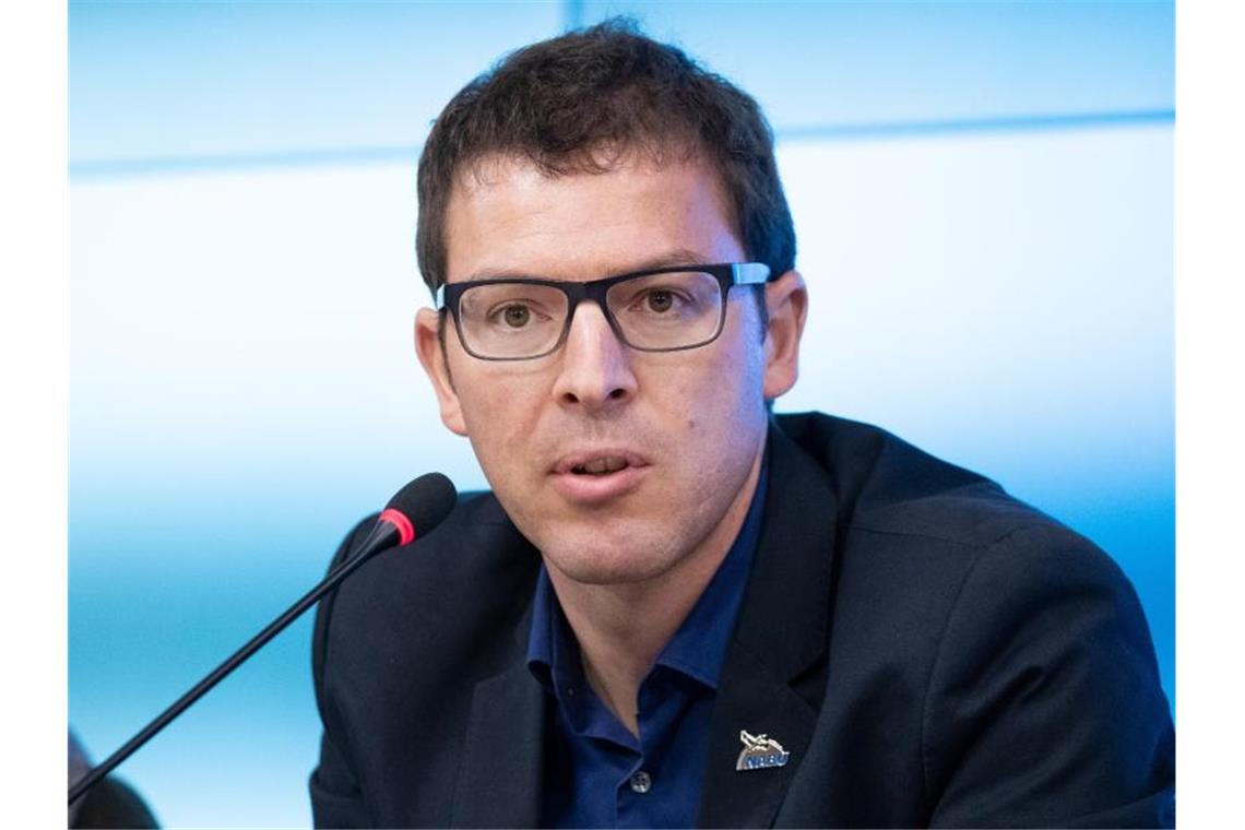 Johannes Enssle, der Landsvorsitzende in Baden-Württemberg des NABU, spricht bei einer Pressekonfrenz im Landtag. Foto: Bernd Weissbrod/dpa/Archivbild