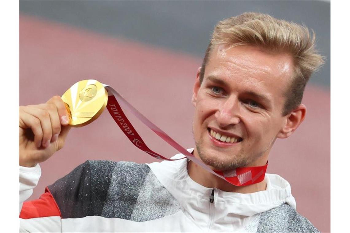 Sommerspiele in Tokio: Zielsichere Hiltrop, Raser Floors Johannes Floors hält bei der Siegerehrung seine Goldmedaille hoch. Foto: Karl-Josef Hildenbrand/dpa