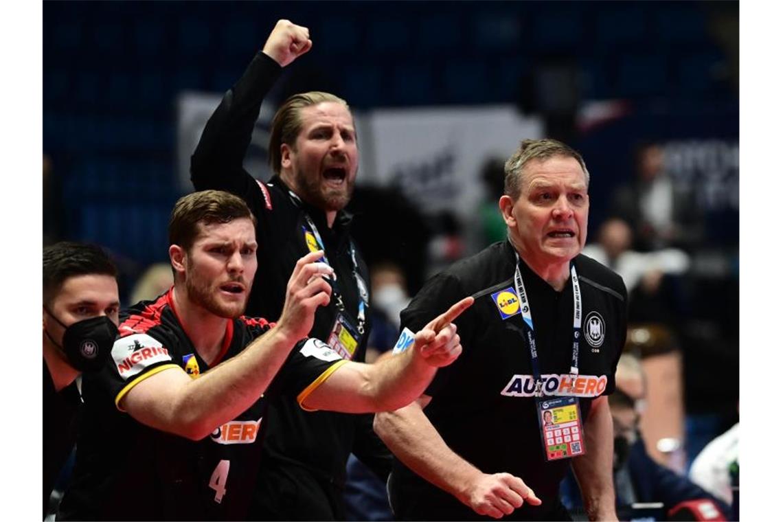 Nächste Pleite für deutsche Handballer gegen Norwegen Johannes Golla (l-r), Oliver Roggisch und Cheftrainer Alfred Gislason fiebern am Spielfeldrand mit. Foto: Marijan Murat/dpa