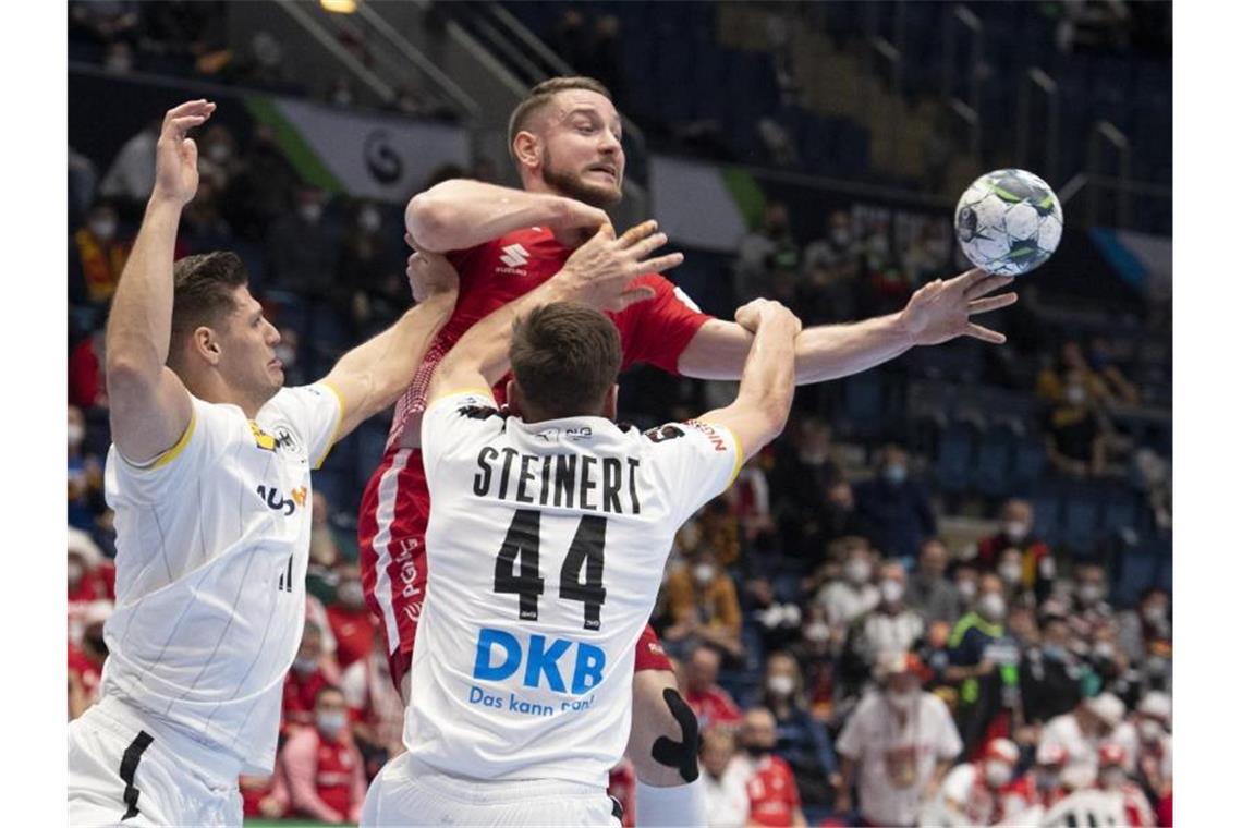 Dezimiertes DHB-Team trotzt Corona: Sieg gegen Polen Johannes Golla (l) und Christoph Steinert (r) verteidigen gegen Polens Michal Daszek. Foto: Pavel Neubauer/TASR/dpa