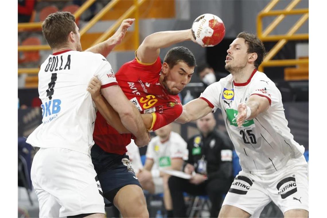Deutsche Handballer vor frühem WM-Aus Johannes Golla (l) und Kai Häfner verteidigen am Wurfkreis gegen den Spanier Alex Dujshebaev. Foto: Petr David Josek/AP POOL/dpa