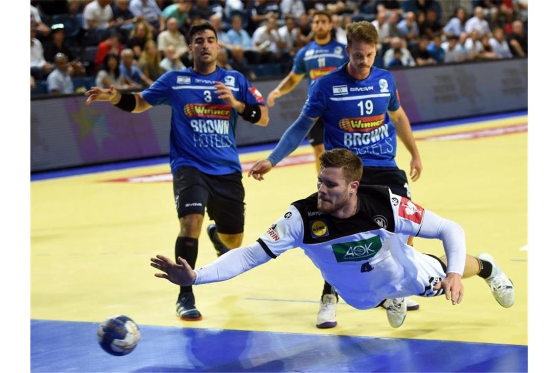 Deutsche Handballer feiern Schützenfest in Israel Johannes Golla (r) setzt sich am Wurfkreis gegen zwei Israelis durch. Foto: Berney Ardov