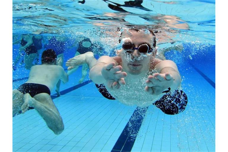 Johannes Hofschuster, Besucher des Freibad „Sonnenbad“, schwimmt zur Eröffnung des Freibads durch das Wasser des Beckens. Foto: Uli Deck/dpa/Archiv