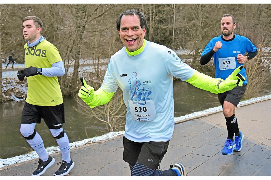 Johannes ist mit Freude auf der Strecke an der Murr. Silvesterlauf in Backnang 2...