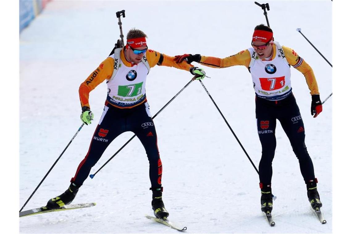 Johannes Kühn (l) und Philipp Horn klatschen sich ab. Die deutsche Mixed-Staffel wurde bei der WM-Generalprobe Dritter. Foto: Darko Bandic/AP/dpa