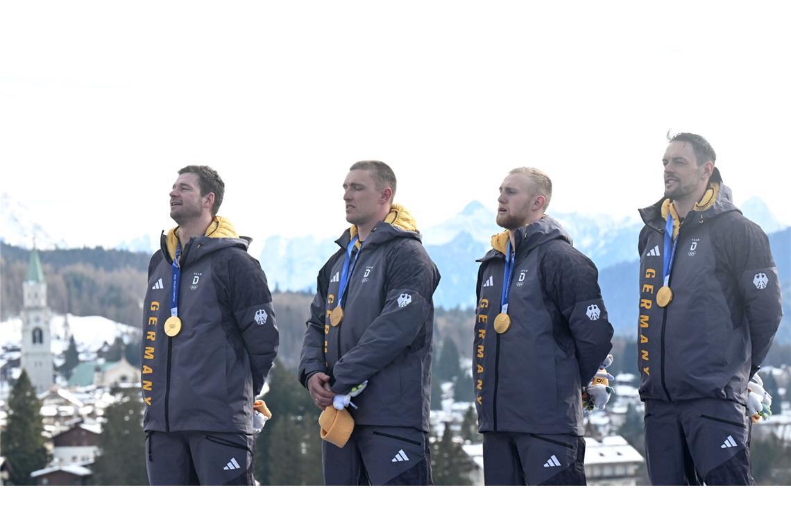 Johannes Lochner (li.) hat nach Gold im Zweier- auch Gold im Viererbob gewonnen.