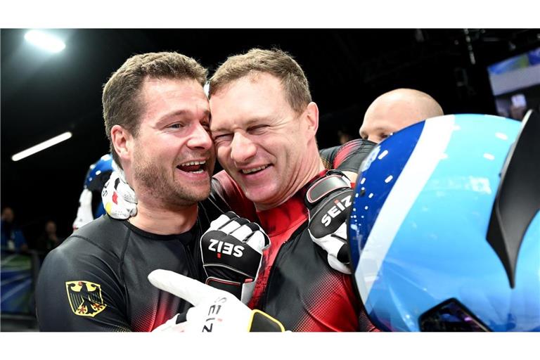Johannes Lochner (Pilot, l) und Francesco Friedrich (Pilot, beide Deutschland) jubeln über die Gold- und Silbermedaille.