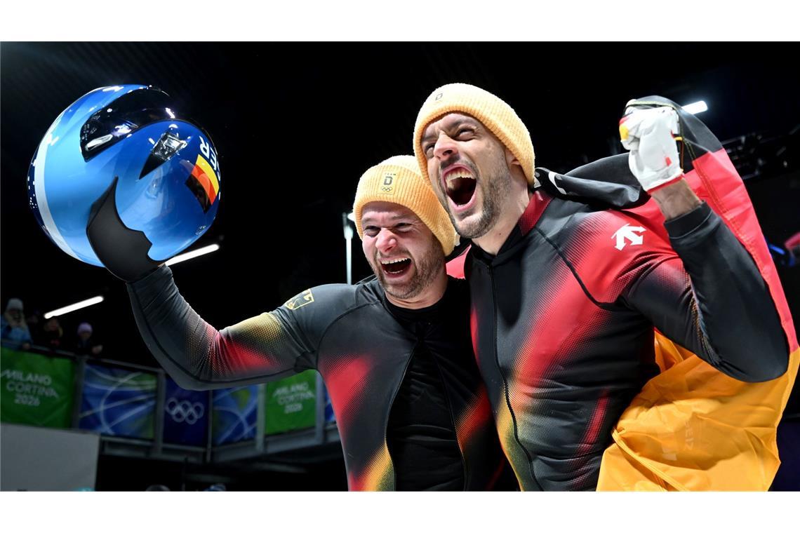 Johannes Lochner (Pilot, l) und Georg Fleischhauer (Deutschland) gewinnen im Zweierbob ihr erstes Olympia-Gold.