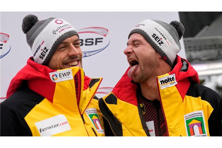 Johannes Lochner (r) und Georg Fleischhauer feiern den Sieg im Zweierbob.