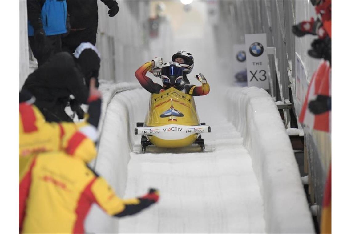 Johannes Lochner (vorn) und Florian Bauer jubeln bei der Zieleinfahrt. Foto: Hans Pennink/AP/dpa