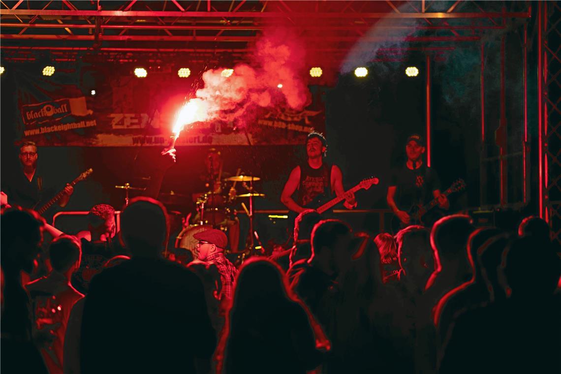 Johannes Matti (Schlagzeug), sein Bruder Simon (Gitarre, rechts), Sänger und Gitarrist Timo Scheu (Zweiter von rechts) und Bassist Thore Körper (beim Auftritt im vergangenen Jahr vertreten von Arne Schumacher, links) stehen als Band In Vino Veritas auch in diesem Jahr wieder selbst auf der Bühne. Foto: Elias Greiner