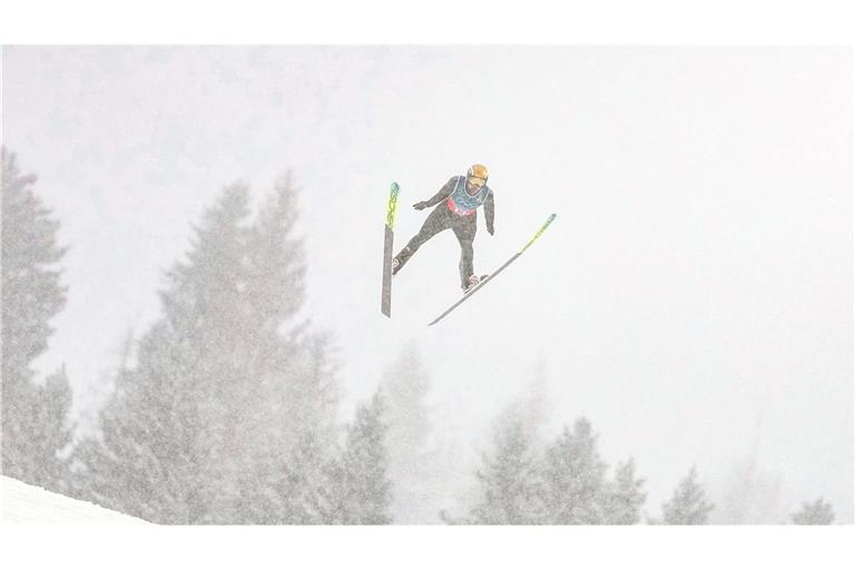Johannes Rydzek und seine Kollegen sprangen bei starkem Schneefall.