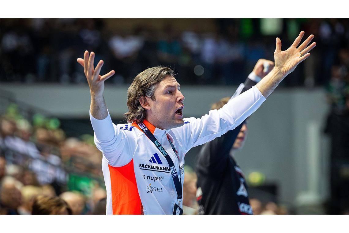 Johannes Sellin (HC Erlangen, 34 Jahre alt): Johannes Sellin war als Rechtsaußen Teil der deutschen Europameistermannschaft von 2016. Nach seinem Karriereende begann er beim HC Erlangen als Trainer, wo es in der Saison 2024/25 eine kuriose Situation gab: Nach nur vier Spielen als Cheftrainer wurde er wieder degradiert – um wenige Monate später doch erneut das Kommando zu übernehmen. Nun will er beweisen, dass er auch an der Seitenlinie dauerhaft in der Bundesliga bestehen kann.