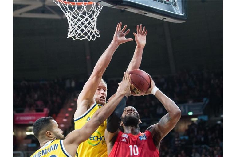 Johannes Thiemann und Luke Sikma treffen mit Alba Berlin auf die Münchner um Greg Monroe. Foto: Matthias Balk/dpa