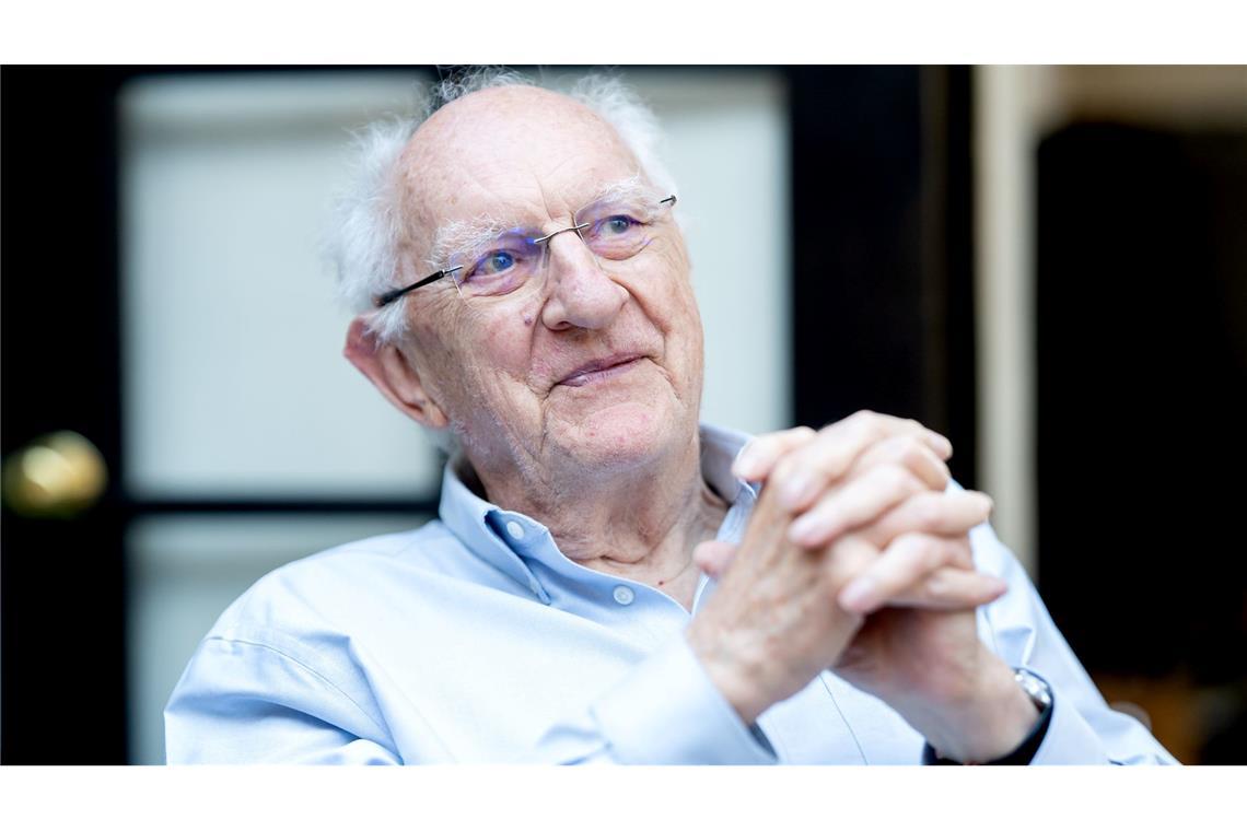 John Clarke sitzt in seinem Haus in Berkeley.
