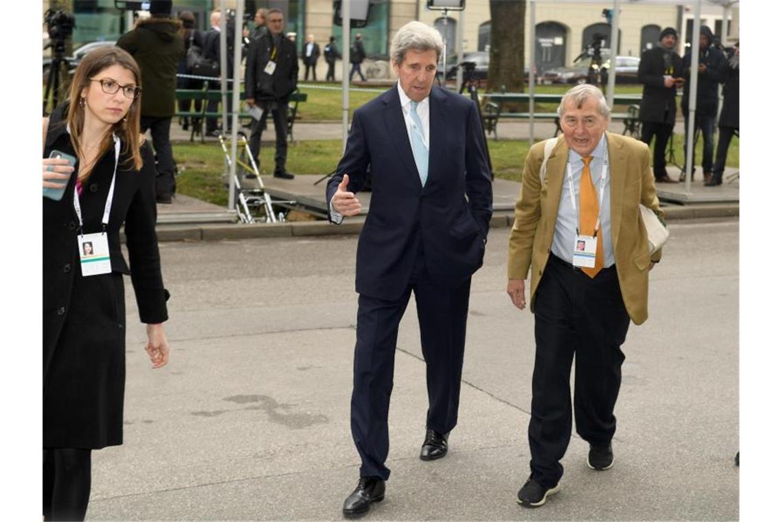 „Brandgefährlich“: Steinmeier sieht zerstörerischen Egoismus John Kerry (M), früherer US-Außenminister, kommt vor dem Bayerischen Hof zur Münchner Sicherheitskonferenz an. Foto: Felix Hörhager/dpa