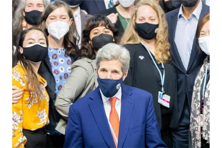 John Kerry (M), Sondergesandter des US-Präsidenten für das Klima, stellt sich bei der UN-Klimakonferenz COP26 in Glasgow bei einem Bildtermin zusammen. Foto: Christoph Soeder/dpa