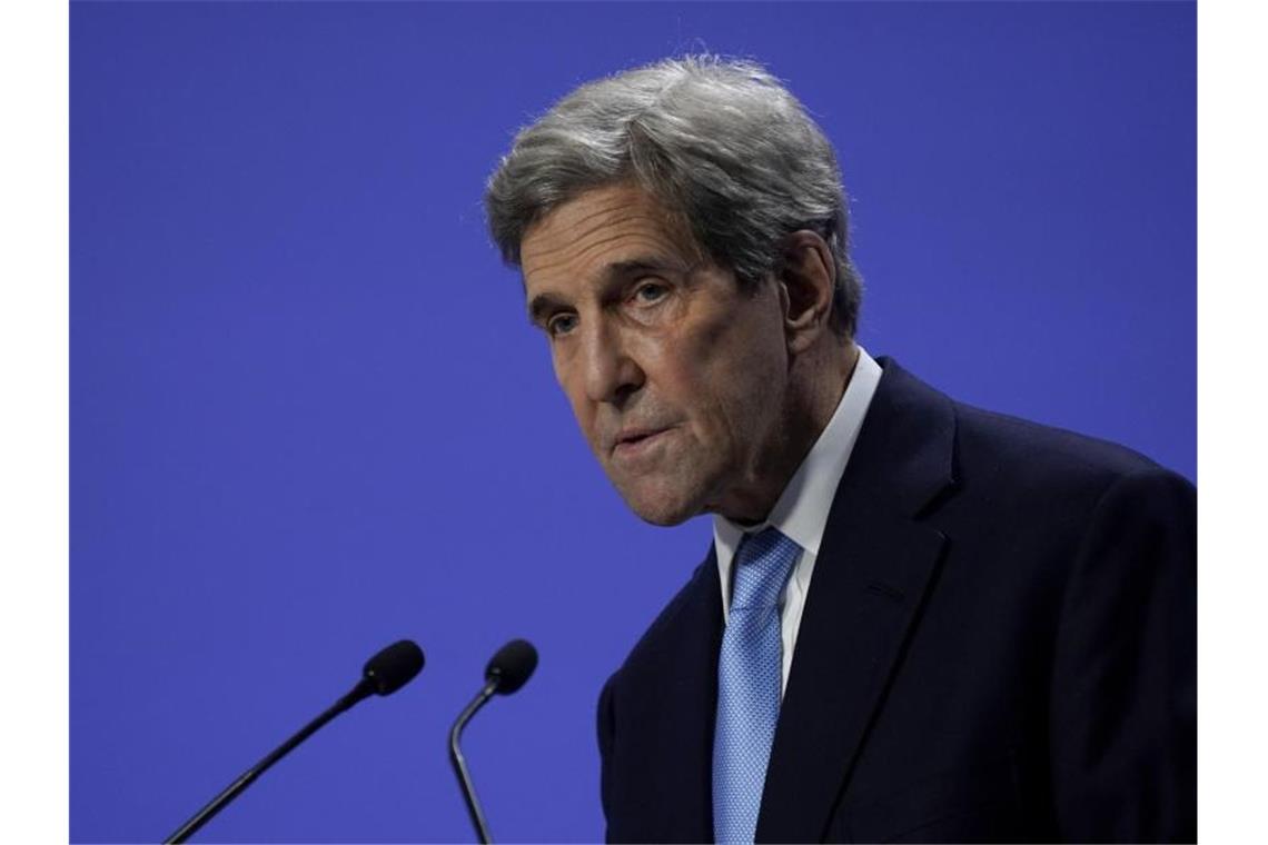 USA und China wollen Kooperation bei Klimaschutz ausbauen John Kerry, Sondergesandter des US-Präsidenten für Klimafragen, spricht bei einer Pressekonferenz während der UN-Klimakonferenz COP26. Foto: Alberto Pezzali/AP/dpa